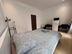 波兹南Gołębia 4 Rooms的卧室配有一张床铺,位于带椅子的房间 更多5张照片