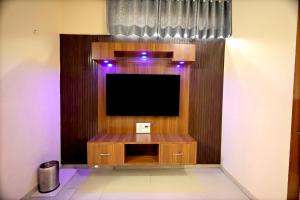 TV i/ili zabavni centar u objektu Uptown Jaipur- Luxury Premium Apartment