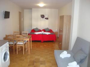Habitación con cama, mesa y sillas. en Apartaments Claudi en Tossa de Mar