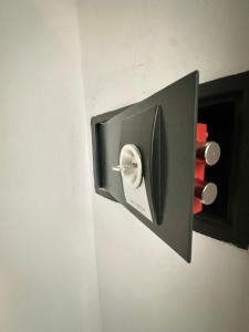 een slot op een muur met een sleutel erin bij Home 12 les Vignes in Châteauneuf-du-Pape