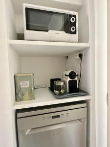 een magnetron die bovenop een plank staat bij Home 12 les Vignes in Châteauneuf-du-Pape