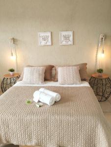 a bedroom with two towels on a bed at Pousada Luz do Sol in Carrancas