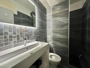 een badkamer met een witte wastafel en een toilet bij Home 12 les Vignes in Châteauneuf-du-Pape +12 foto's