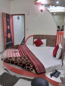 a bedroom with a bed in a room at Hotel Amar palace pachmarhi in Pachmarhī