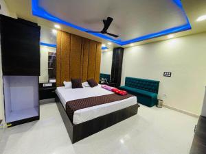 Swagatam Hotel Makhan Bhog 객실 침대