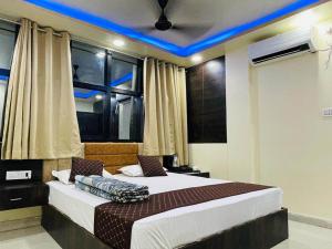 Swagatam Hotel Makhan Bhog 객실 침대