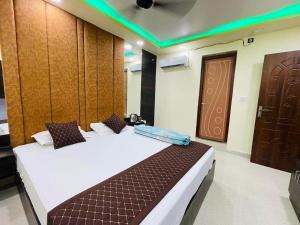 Swagatam Hotel Makhan Bhog 객실 침대