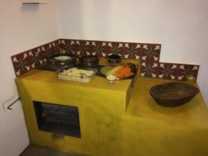 una mesa con algo de comida encima en Pousada do Café - Chalé 3 - São Sebastião da Grama, en São Sebastião da Grama