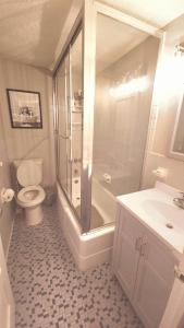 Bilik mandi di Comfy Downtown Condo With Balcony