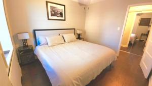 Katil atau katil-katil dalam bilik di Comfy Downtown Condo With Balcony