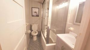 Bilik mandi di Comfy Downtown Condo With Balcony +5 gambar