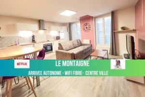 Una cocina y una sala de estar con una mesa. en LE MONTAIGNE - Wifi fibre- Coeur du centre ville-PROPERTY RENTAL NM, en Périgueux
