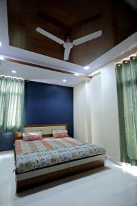 Krevet ili kreveti u jedinici u objektu Uptown Jaipur- Luxury Premium Apartment