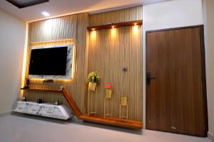 TV i/ili zabavni centar u objektu Uptown Jaipur- Luxury Premium Apartment