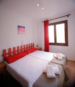 Un dormitorio con una cama grande y una ventana en Binibeca Mar II en Binibeca