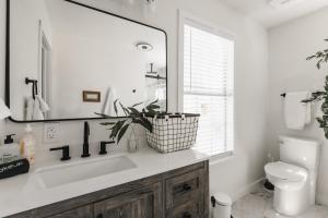 オースティンにあるNewly Renovated Downtown Gem, Spacious New Amenities Comfy King Bedの洗面台、トイレ、鏡のあるバスルーム +26枚の写真