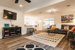 オースティンにあるNewly Renovated Downtown Gem, Spacious New Amenities Comfy King Bedのソファとテーブルのあるリビングルーム