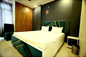 Krevet ili kreveti u jedinici u objektu Uptown Jaipur- Luxury Premium Apartment