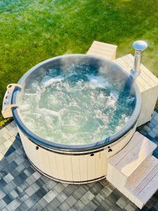 a large hot tub sitting on a table in a yard at Wyskocz w góry - domek z balią ogrodową in Szczyrk