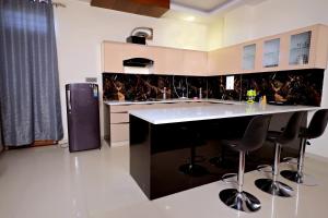 Kuhinja ili čajna kuhinja u objektu Uptown Jaipur- Luxury Premium Apartment