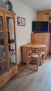 TV a/nebo společenská místnost v ubytování Appartement vu sur la montagne