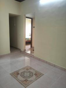 Una habitación con suelo de baldosas y una alfombra en el suelo. en Aadhiran residency 2 Bedroom, en Tiruvannāmalai