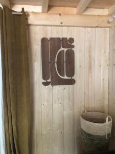 un cartello su un muro di legno con un cestino di Lagreze a Montagnac-sur-Lède