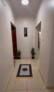 Un pasillo con una habitación con una alfombra en el suelo. en شقة العقيق الأولى, en Medina 24 fotos más