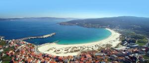 an aerial view of a beach and the ocean at Casa de Lino in Laxe