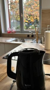 a black coffee pot sitting on a kitchen counter at Gîte La Grange de Pardies Classé 2 étoiles in Orthevielle