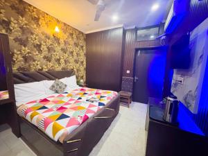 Postel nebo postele na pokoji v ubytování Hotel Nizamuddin Fab