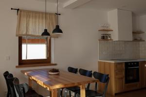 Kuchyň nebo kuchyňský kout v ubytování Leśne Chatki - domek Jodła + 29 fotografií