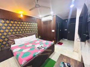 Postel nebo postele na pokoji v ubytování Hotel Nizamuddin Fab