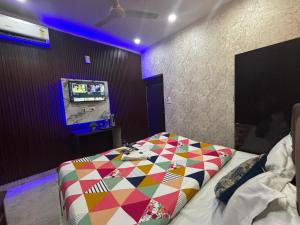 Postel nebo postele na pokoji v ubytování Hotel Nizamuddin Fab