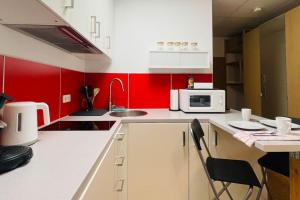 Kuchyň nebo kuchyňský kout v ubytování Cozy Studio Apartment + 10 fotografií