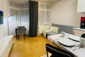 Postel nebo postele na pokoji v ubytování Cozy Studio Apartment