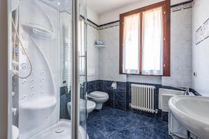 Bilik mandi di Jacuzzi Apartment in Italian Villa, Wi-Fi & Garden Sassuolo - Maranello