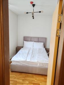 Un dormitorio con una cama en una habitación con techo. en Brzece lux apartman, en Brzeće
