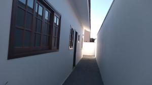 an empty hallway with a door and a window at Casa Rua Salvia, Jd Tulipa in Holambra +16 photos