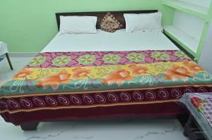 Postel nebo postele na pokoji v ubytování Luv Kush Homestay ayodhya Free morning tea