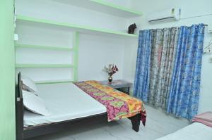 Postel nebo postele na pokoji v ubytování Luv Kush Homestay ayodhya Free morning tea