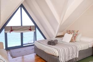 Ένα ή περισσότερα κρεβάτια σε δωμάτιο στο Starboard House - Characterful house above Glencairn beach - sleeps 6