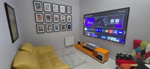 Televisyen dan/atau pusat hiburan di Loft Wagram - 24h - 10min circuit en tram