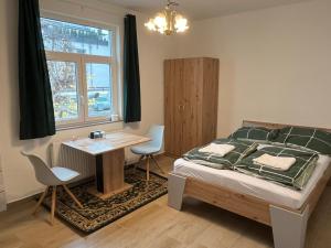 维也纳Traveler Lodging Vienna的一间卧室，配有一张床、一张书桌和一扇窗户