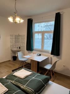 维也纳Traveler Lodging Vienna的一间有床、桌子和窗户的房间