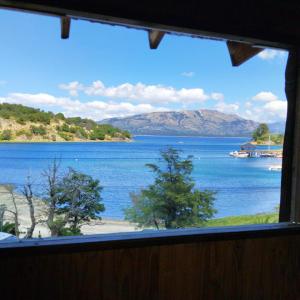 Elle offre une vue sur le lac depuis sa fenêtre. dans l'établissement Patagonia Andina, a metros del lago, excelente vista, à Villa Pehuenia 3 autres photos
