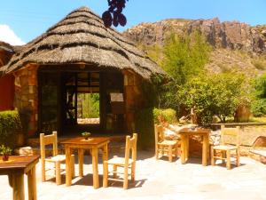 een hut met tafels en stoelen ervoor bij Hunuc Huar PR in San Rafael +39 foto's