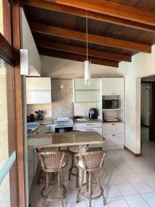 Η κουζίνα ή μικρή κουζίνα στο Casa refúgio praia do Estaleiro