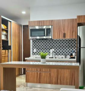 Kuhinja ili čajna kuhinja u objektu Stylish Condo with Roof top Ocean views near Mamitas Beach and 5th AVE