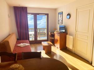 ラ・モンジーにあるRésidence Pic Du Midi - Apt n°47 CLASSÉ 2 ETOILES - 1er étage - Bâtiment Campan2 MAE-8734のバルコニー付きの部屋のあるリビングルーム